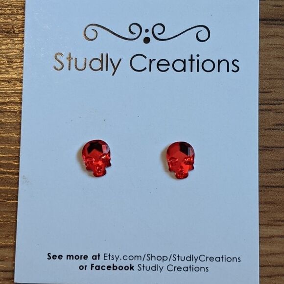 𝅺🆕 Studlycreations skull earrings - Picture 1 of 2